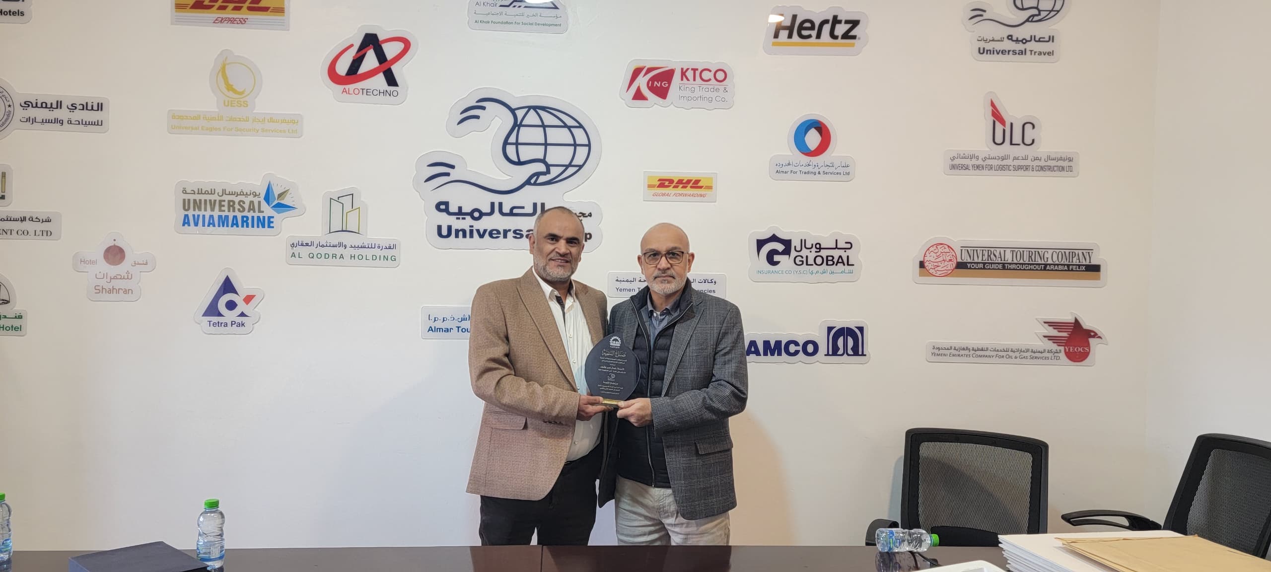 مجموعة العالمية - دليل صناع التنمية يمنح مدير عام مجموعة العالمية درع صناع التنمية